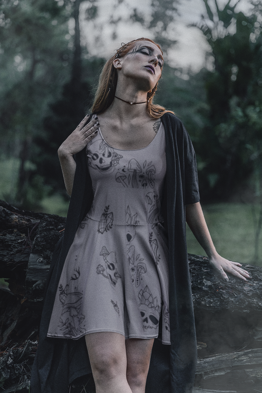 Skaterkleid für Damen - Grau mit Totenköpfen, Kristallen und Pilzen - Witchy Vibes 