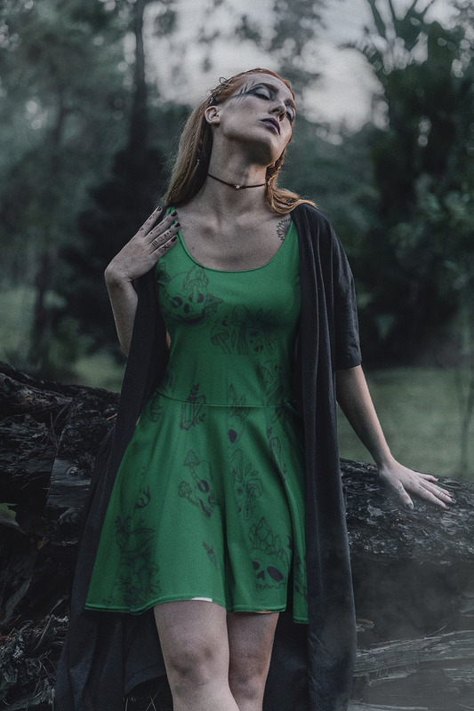 Grünes Damenkleid - Grün mit Totenköpfen, Kristallen und Pilzen - Witchy Vibes 